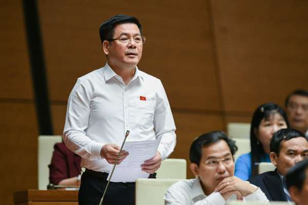 Bộ trưởng Bộ Công thương Nguyễn Hồng Diên trả lời chất vấn về vấn đề thiết hụt xăng dầu trên cả nước nhất là tại Tp.Hồ Chí Minh và Hà Nội