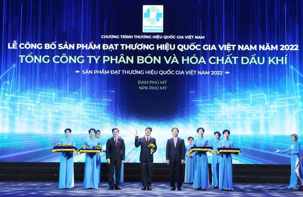 PTGĐ Tạ Quang Huy đại diện PVFCCo nhận biểu trưng Thương hiệu Quốc gia