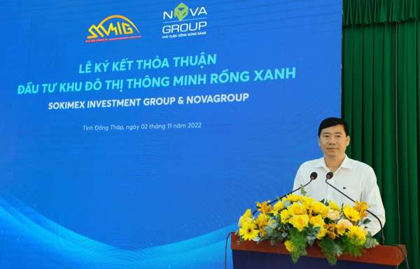 Ông Phạm Thiện Nghĩa, Phó Bí thư Tỉnh ủy, Chủ tịch UBND tỉnh Đồng Tháp chúc mừng sự hợp tác của hai Tập đoàn