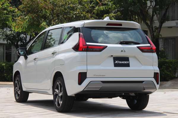 Bảng giá Mitsubishi Xpander mới nhất ngày 22/11/2022: Tặng quà “khủng”, áp đảo Toyota Veloz Cross