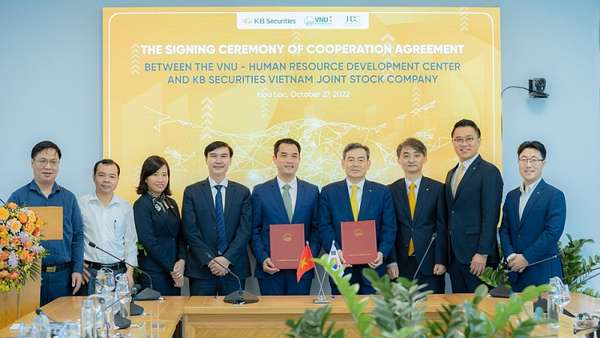 Đại diện lãnh đạo KBSV và Đại học Quốc gia Hà Nội ký kết thỏa thuận hợp tác.