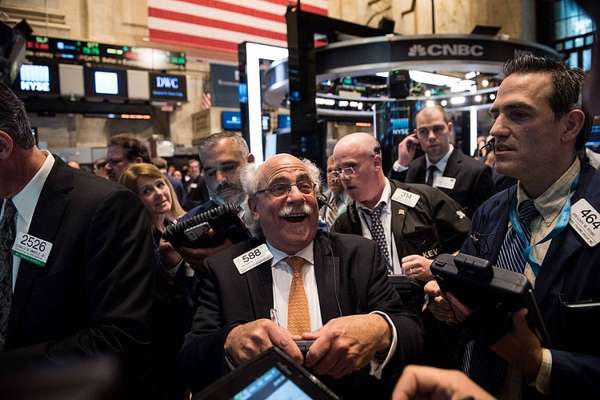 Chứng khoán Mỹ có phiên “bùng nổ” nhất từ đầu năm 2020, Dow Jones tăng hơn 1.200 điểm