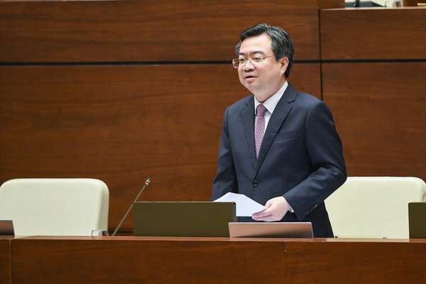 Bộ trưởng Bộ Xây dựng Nguyễn Thanh Nghị trả lời chất vấn. (Ảnh: quochoi.vn)