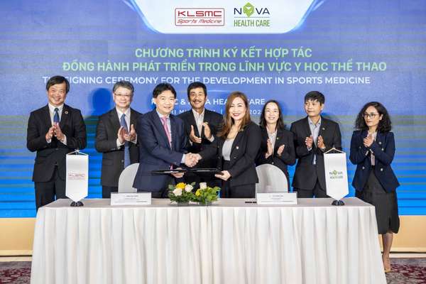 Ông Saw Khay Yong, Người sáng lập và Giám đốc Kuala Lumpur Sports Medicine Centre (KLSMC) và bà Lê Thị Mai Linh – Phó Tổng Giám đốc Nova Service tiến hành ký kết hợp t
