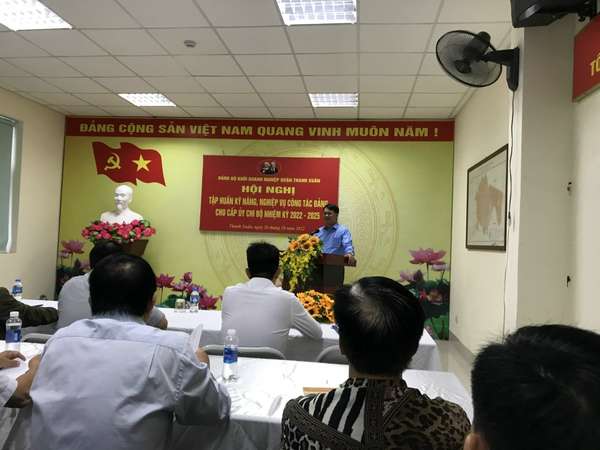 Đồng chí Nguyễn Minh Tiến, Phó Bí thư thường trực Quận ủy Thanh Xuân truyền đạt các nội dung tập huấn.