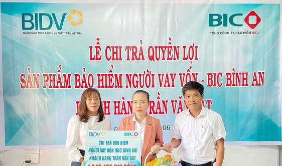 BIC trao hơn 1 tỷ đồng quyền lợi bảo hiểm cho khách hàng vay vốn tại Bến Tre