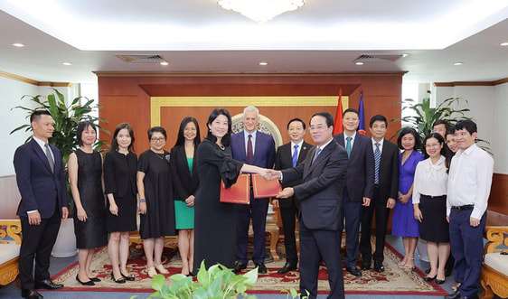 Standard Chartered Việt Nam và Bộ Tài nguyên Môi trường ký kết Bản ghi nhớ hợp tác về ứng phó với biến đổi khí hậu