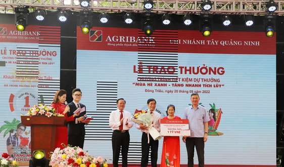 Agribank trao sổ tiết kiệm 1 tỷ đồng cho khách hàng trúng giải Đặc biệt Chương trình “Mùa hè Xanh – Tăng nhanh tích lũy”