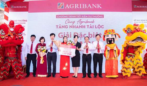 Agribank trao tặng tiếp 1 tỷ đồng cho khách hàng gửi tiền tiết kiệm