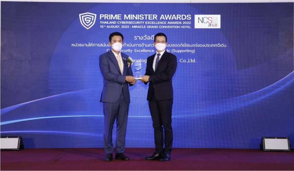 Ông Abel Deng, Tổng Giám đốc Huawei Technologies tại Thái Lan, đại diện nhận Giải thưởng từ Bộ trưởng Kinh tế và Xã hội số, ông Chaiwut Thanakamanusorn