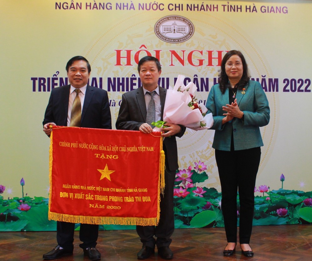 Thừa uỷ quyền của Chính phủ - bà Hà Thị Minh Hạnh – Phó chủ tịch UBND tỉnh Hà Giang trao tặng Cờ thi đua cho Ngân hàng Nhà nước tỉnh Hà Giang
