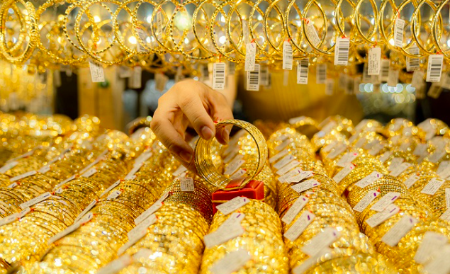 Giá vàng hôm nay 25/10: Vàng nhẫn 9999 giảm nửa triệu đồng