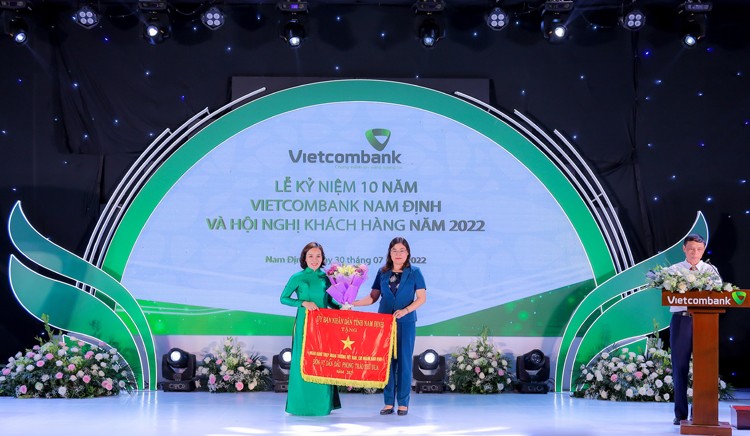 TMCP Ngoại thương Việt Nam trao 5 tỷ đồng hỗ trợ kinh phí xây trường học tại Nam Định