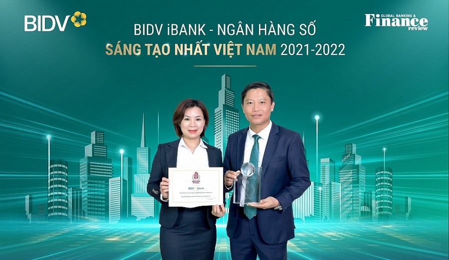 Đại diện BIDV với giải thưởng Ngân hàng số sáng tạo nhất Việt Nam