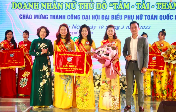 Lãnh đạo Hội Liên hiệp phụ nữ thành phố Hà Nội và đại diện nhà tài trợ trao giải Nhất cho đội Long Biên.