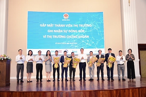 Ông Nguyễn Đức Chi tặng hoa cho đại diện các thành viên có đóng góp tích cực cho sự phát triển của TTCK
