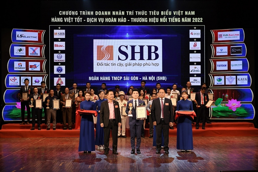 Ông Đỗ Quang Vinh, Thành viên HĐQT kiêm Phó Tổng Giám đốc SHB đại diện ngân hàng nhận giải thưởng “Top 10 thương hiệu nổi tiếng hàng đầu Việt Nam 2022”