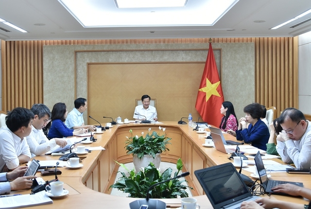 Phó Thủ tướng Chính phủ Lê Minh Khái họp với các Ngân hàng Nhà nước và các bộ ngành về việc triển khai gói hỗ trợ lãi suất 2%. Ảnh VGP