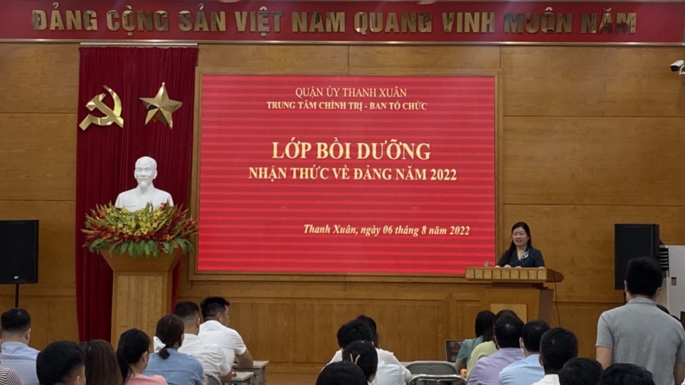 Đ/c Vương Thị Vân Khánh – UVTV Quận ủy, Trưởng ban Tuyên giáo, Giám đốc Trung tâm Chính trị quận phát biểu tại lễ khai mạc lớp học
