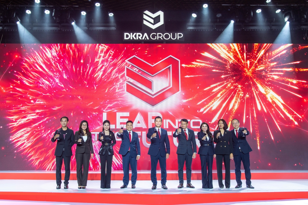 Ban lãnh đạo DKRA Group và các công ty thành viên chúc mừng DKRA Group công bố chiến lược thương hiệu mới