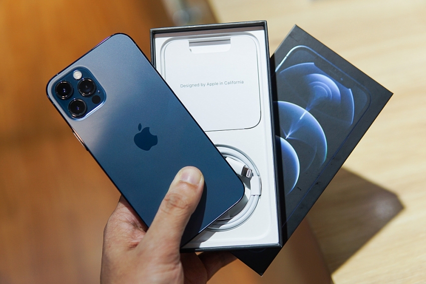 Chào đón iPhone 14, giá iPhone 12 giảm "sập sàn": Rẻ sát iPhone 11, thu hút khách Việt "đổi đời"