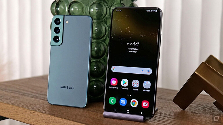 Cập nhật giá Samsung Galaxy S22 5G cuối tháng 8/2022: Giá kịch sàn, “chặt đẹp” iPhone 13