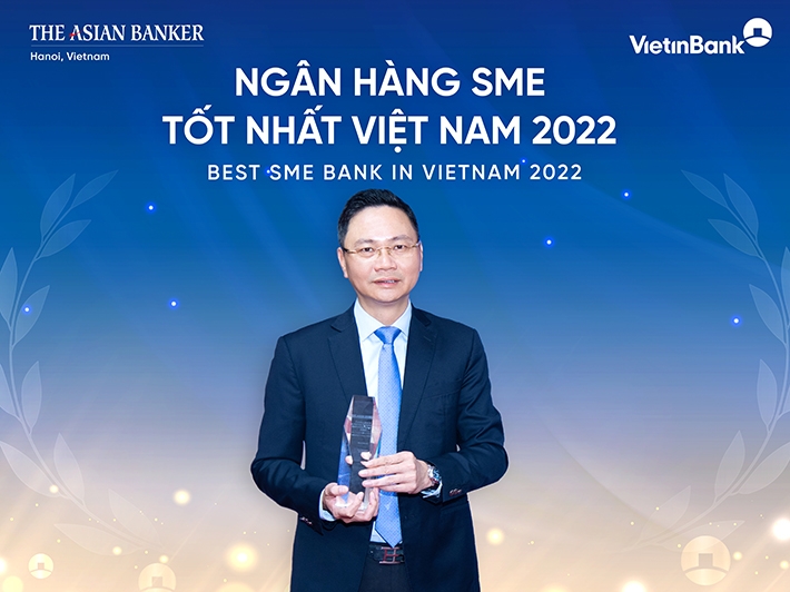 Ông Nguyễn Thanh Tùng - Giám đốc Khối KHDN VietinBank đại diện VietinBank đón nhận Giải thưởng Ngân hàng SME tốt nhất Việt Nam 2022