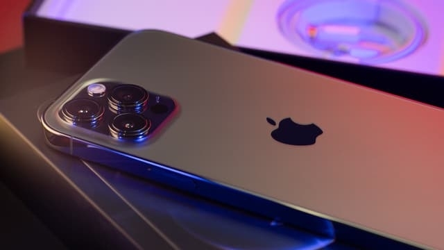 Giá iPhone 12 Pro Max giảm kỷ lục từ khi ra mắt: Nên 
