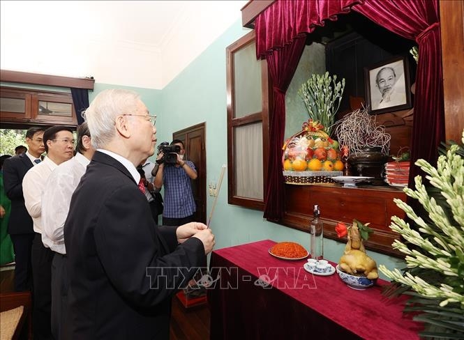 Tổng Bí thư Nguyễn Phú Trọng dâng hương tưởng niệm Chủ tịch Hồ Chí Minh tại Nhà 67- Ảnh: TTXVN