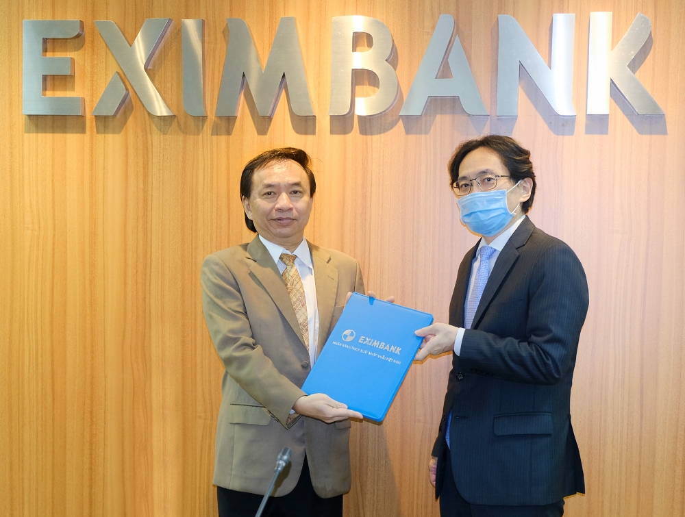 Ông Yasuhiro Saitoh – Chủ tịch HĐQT Eximbank (bên phải) trao Quyết định bổ nhiệm ông Trần Tấn Lộc giữ chức vụ Tổng Giám đốc.