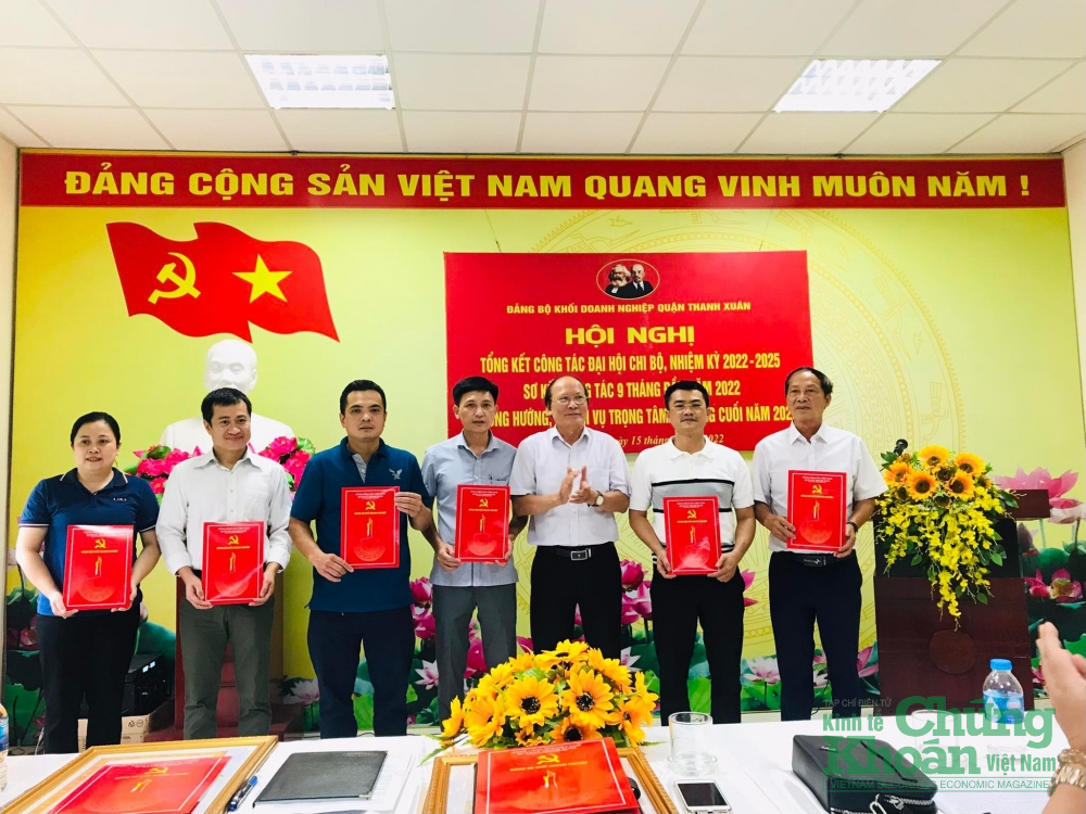 Đảng ủy Khối Doanh nghiệp quận Thanh Xuân trao Quyết định chuẩn y kết quả bầu cử, nhiệm kỳ 2022-2025
