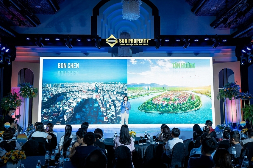Nhà đầu tư chăm chú theo dõi phần giới thiệu dự án Sunneva Island tại sự kiện