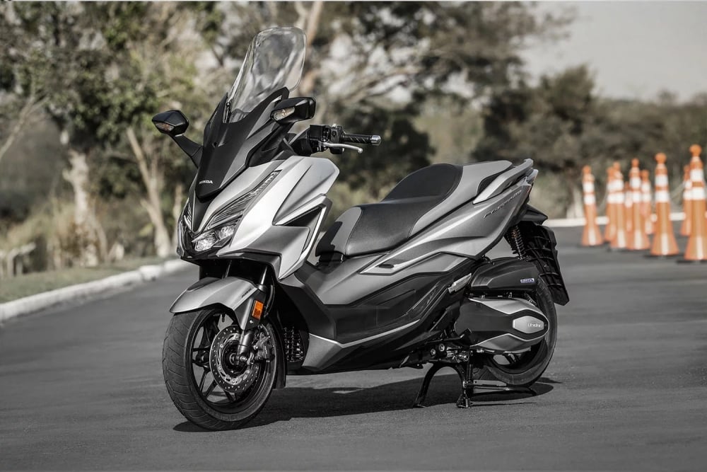 Honda Forza 350 2023 so găng Yamaha XMAX 300 2023 Đều có diện mạo mới và  nhiều công nghệ hiện đại hơn