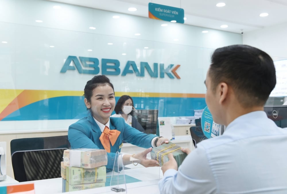 Kể từ 10/10 - 31/12/2022, khách hàng mở mới tài khoản tiết kiệm tại ABBANK sẽ được hưởng  lãi suất ưu đãi lên tới 8,6%/năm kèm nhiều quà tặng hấp dẫn. 