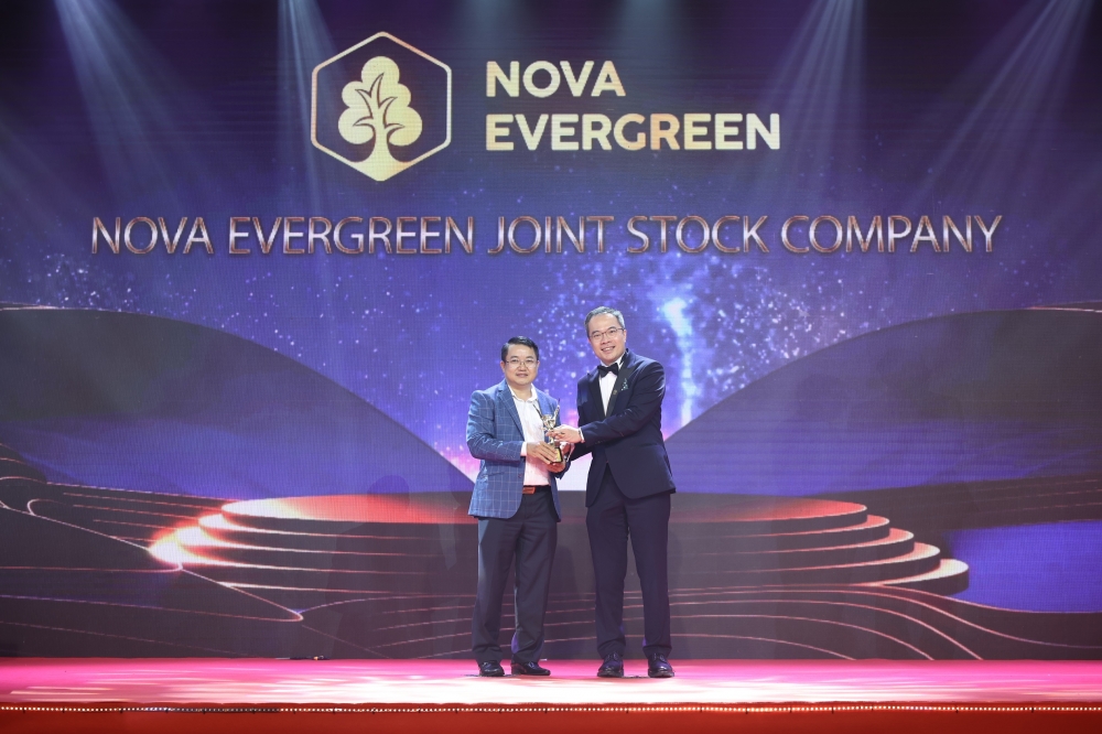 Ông Hà Hoàng Thế Quang - CEO Nova Evergreen đại diện nhận giải thưởng “Doanh nghiệp tăng trưởng nhanh” tại Lễ trao giải APEA 2022