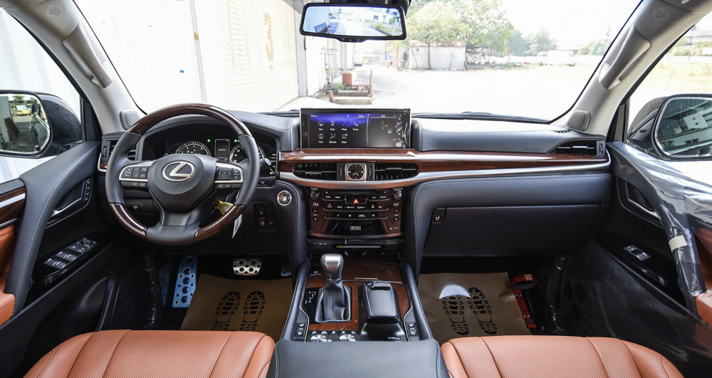 Bảng giá xe Lexus LX 570 lăn bánh mới nhất tháng 10/2022: SUV huyền thoại với giá “nhẹ nhàng”