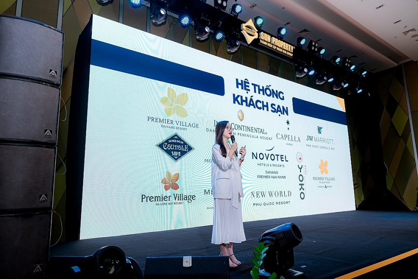 Bà Nguyễn Thị Thùy Linh - Quản lý đại lý Sun Property giới thiệu các công trình đẳng cấp của Sun Group