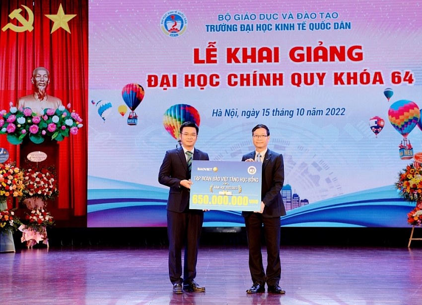Bảo Việt trao 7 tỷ đồng cho sinh viên Đại học Kinh tế Quốc dân