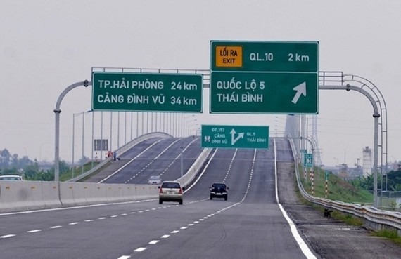 Cao tốc Hà Nội- Hải Phòng dài hơn 105km, đưa vào khai thác từ năm 2015 và là tuyến cao tốc hiện đại nhất Việt Nam hiện nay.
