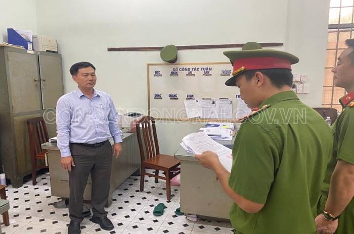 Cơ quan điều tra thi hành Lệnh bắt bị can để tạm giam đối với Nguyễn Văn Hồng. (Ảnh: Công an Đồng Nai).