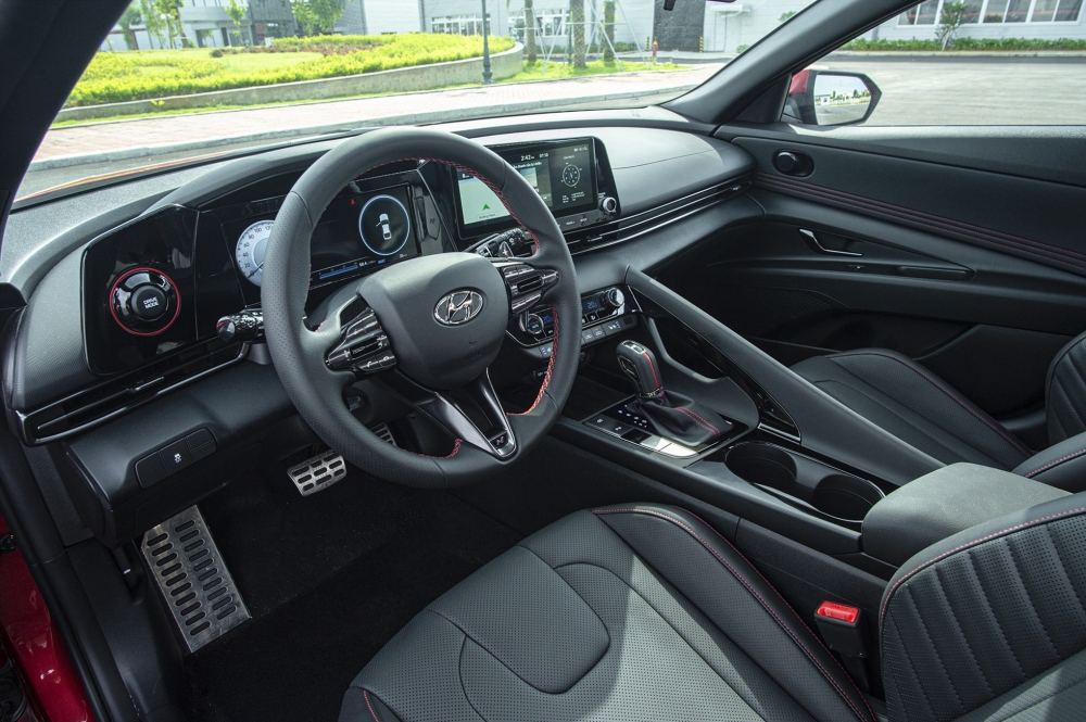 So sánh Hyundai Elantra N-line và Honda Civic RS: Cạnh tranh khốc liệt ở phân khúc sedan thể thao?