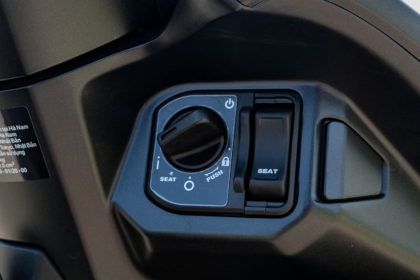 Honda Vision và Yamaha Janus đều được trang bị khóa SmartKey (Nguồn ảnh: Internet