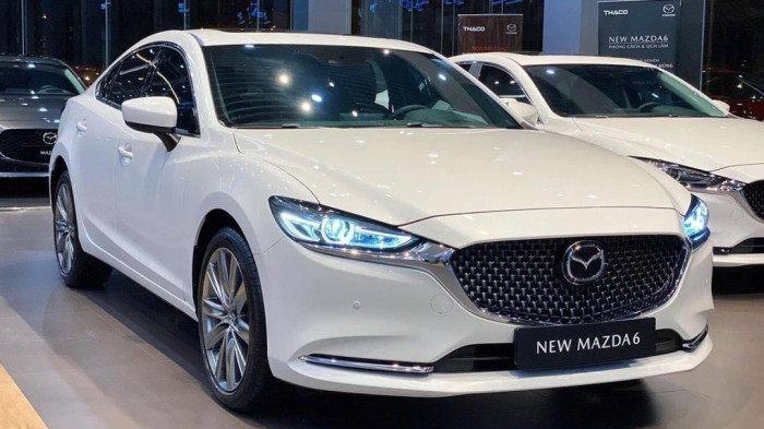 Bảng giá ô tô Mazda 6 lăn bánh tháng 11/2022: Ưu đãi bất ngờ, Toyota Camry “âu lo”?