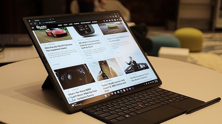 ThinkPad X1 Fold có thể sử dụng kèm bàn phím và bút cảm ứng